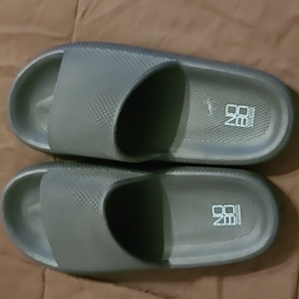 Mens Slide Sandal size 9 Black